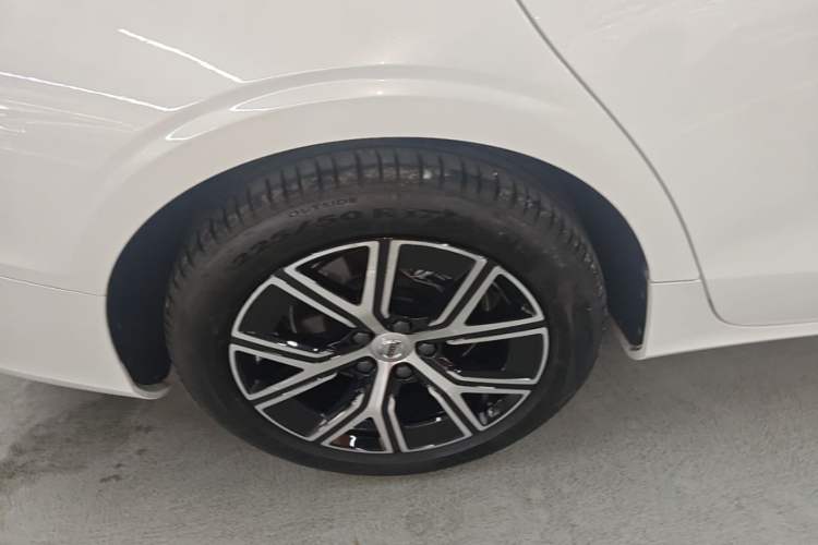 Used Volvo S60 2024 B4 Zhiyi Luxury Edition Right Rear Wheel Hub