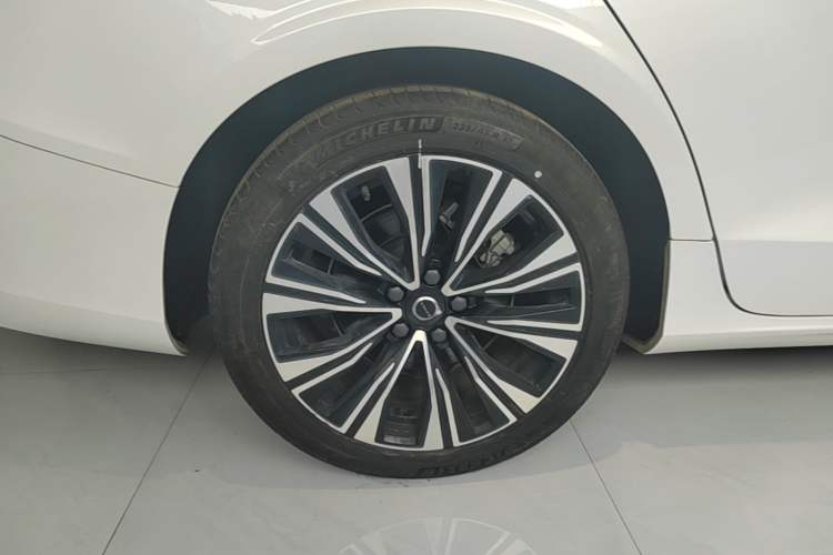 Used Volvo S60 2024 B4 Zhiyuan Luxury Edition Right Rear Wheel Hub