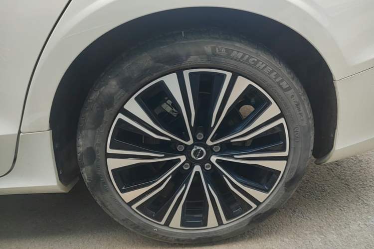 Used Volvo S60 2024 B4 Zhiyuan Luxury Edition Right Rear Wheel Hub
