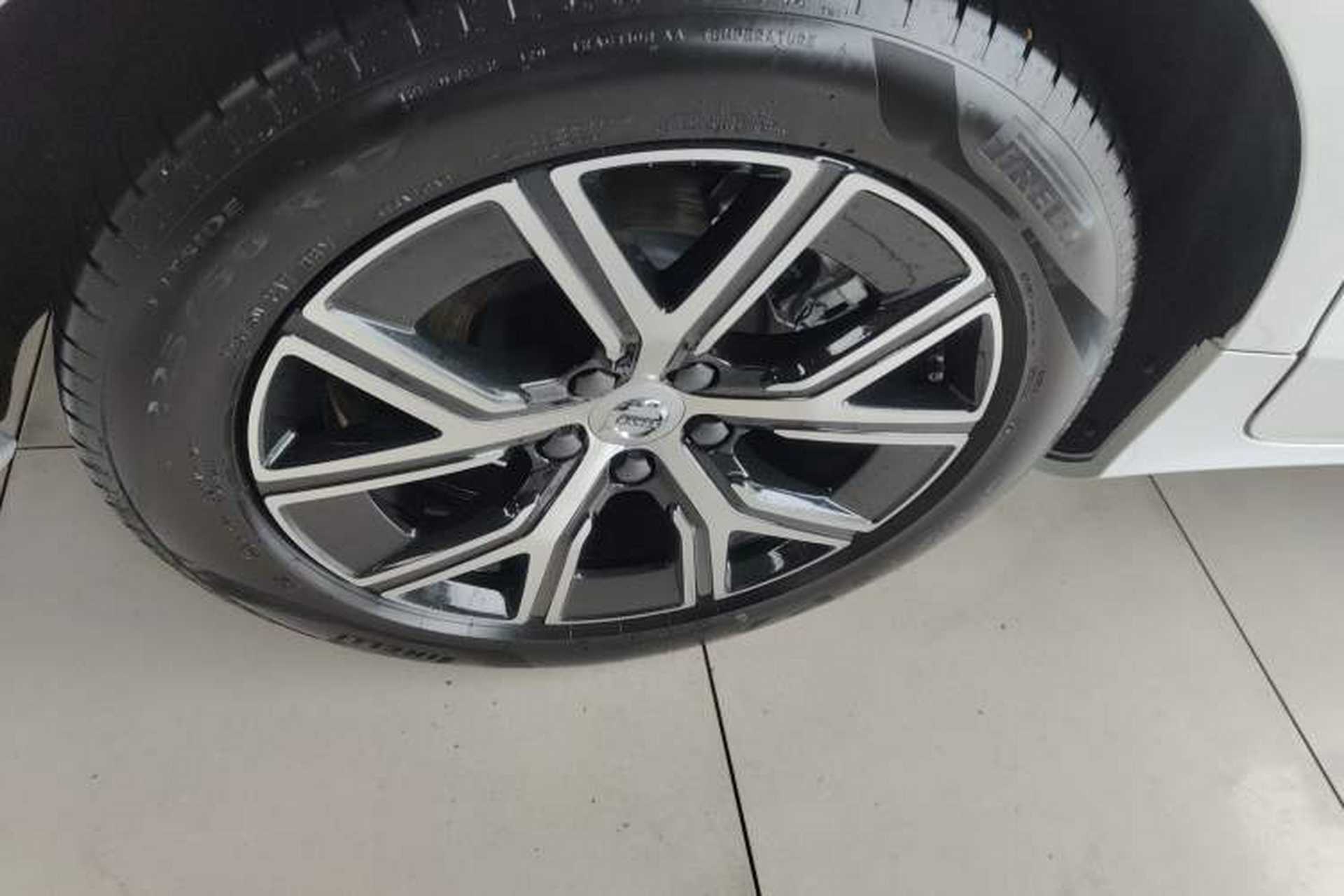 Used Volvo S60 2024 B4 Zhiyi Luxury Edition Right Rear Wheel Hub