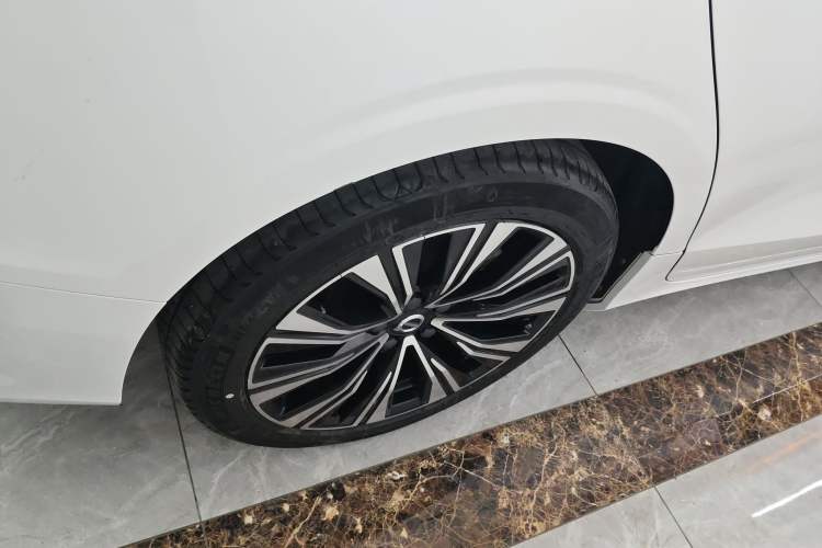 Used Volvo S60 2024 B4 Zhiyuan Luxury Edition Right Rear Wheel Hub