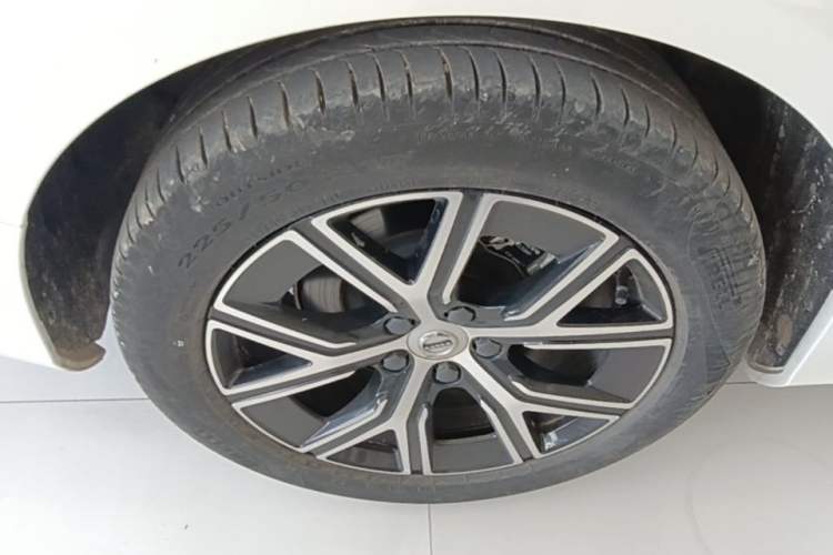 Used Volvo S60 2024 B4 Zhiyi Luxury Edition Right Rear Wheel Hub