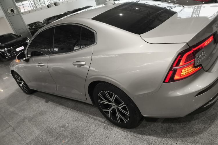 Used Volvo S60 2024 B4 Zhiyi Luxury Edition Exterior 3