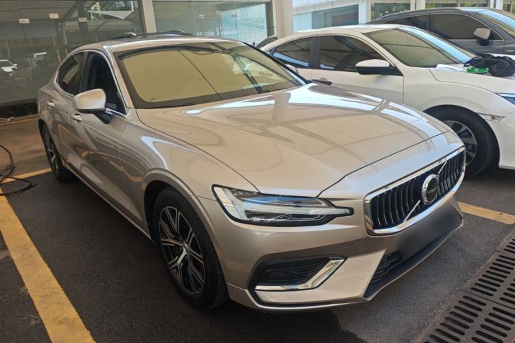 Used Volvo S60 2024 B4 Zhiyi Luxury Edition Front Right 45 Deg