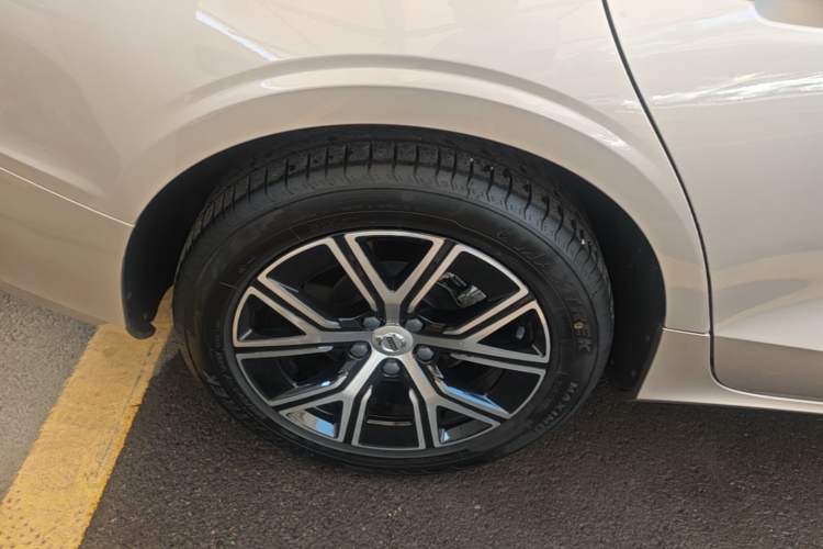 Used Volvo S60 2024 B4 Zhiyi Luxury Edition Right Rear Wheel Hub