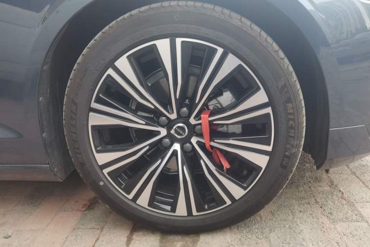 Used Volvo S60 2025 B4 Zhiyuan Luxury Edition Right Front Wheel Hub