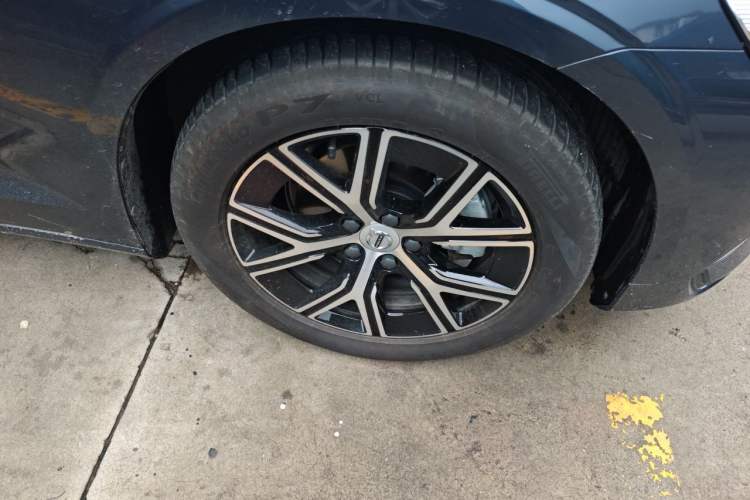 Used Volvo S60 2025 B4 Zhiyi Luxury Edition Right Front Wheel Hub