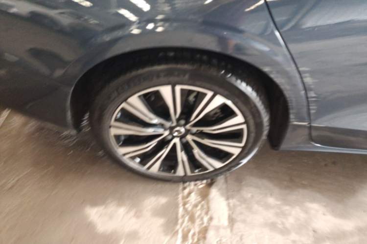 Used Volvo S60 2025 B4 Zhiyuan Luxury Edition Right Rear Wheel Hub
