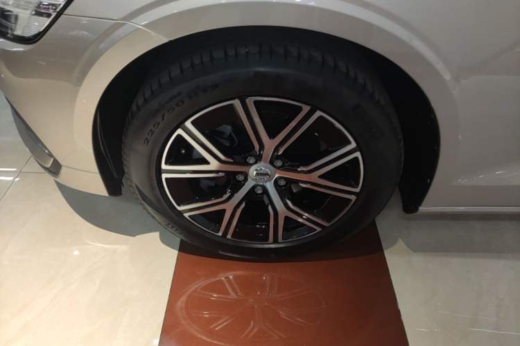 Used Volvo S60 2025 B4 Zhiyi Luxury Edition Exterior 4