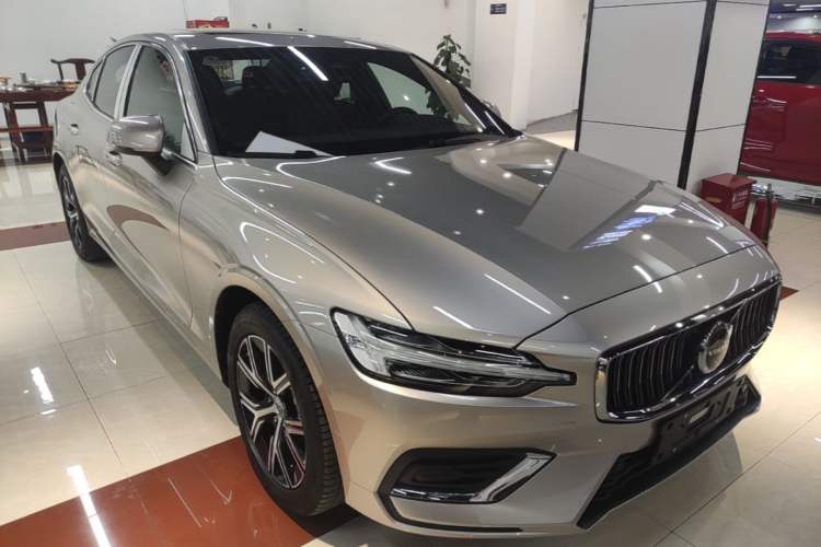 Used Volvo S60 2025 B4 Zhiyi Luxury Edition Front Right 45 Deg