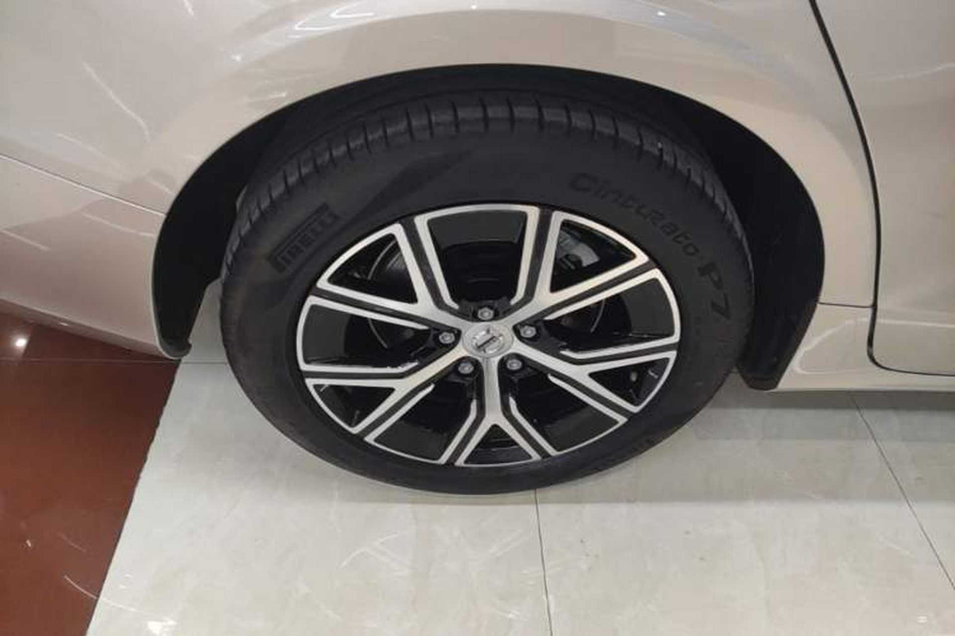 Used Volvo S60 2025 B4 Zhiyi Luxury Edition Right Rear Wheel Hub