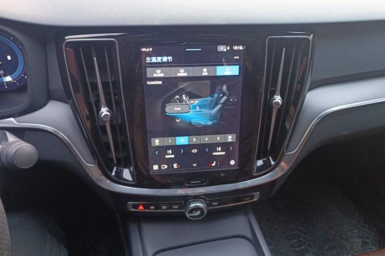 Used Volvo S60 2025 B4 Zhiyi Luxury Edition Audio And AC Panel