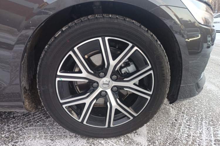 Used Volvo S60 2025 B4 Zhiyi Luxury Edition Right Front Wheel Hub