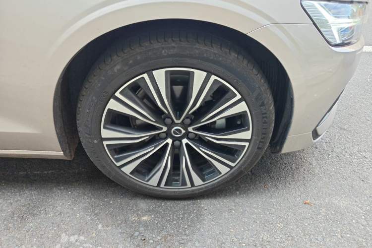 Used Volvo S60 2025 B4 Zhiyuan Luxury Edition Right Front Wheel Hub