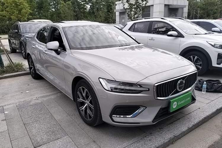 Used Volvo S60 2025 B4 Zhiyi Luxury Edition Front Right 45 Deg