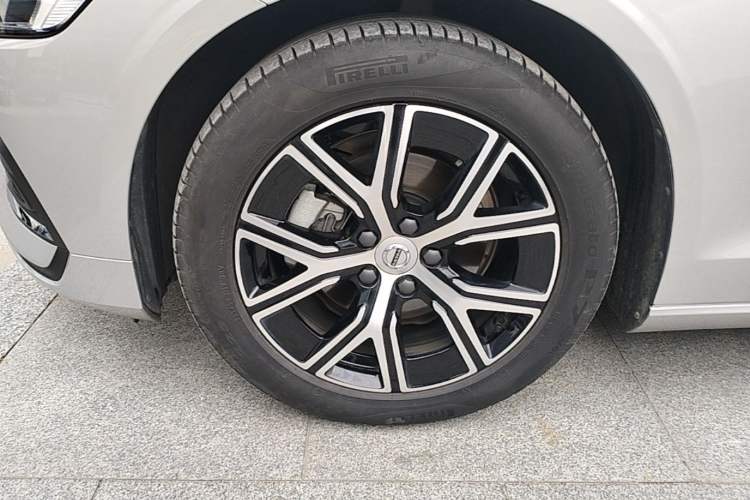 Used Volvo S60 2025 B4 Zhiyi Luxury Edition Left Front Wheel Hub
