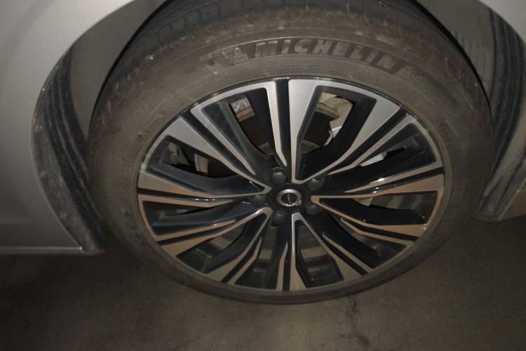 Used Volvo S60 2025 B4 Zhiyuan Luxury Edition Right Front Wheel Hub