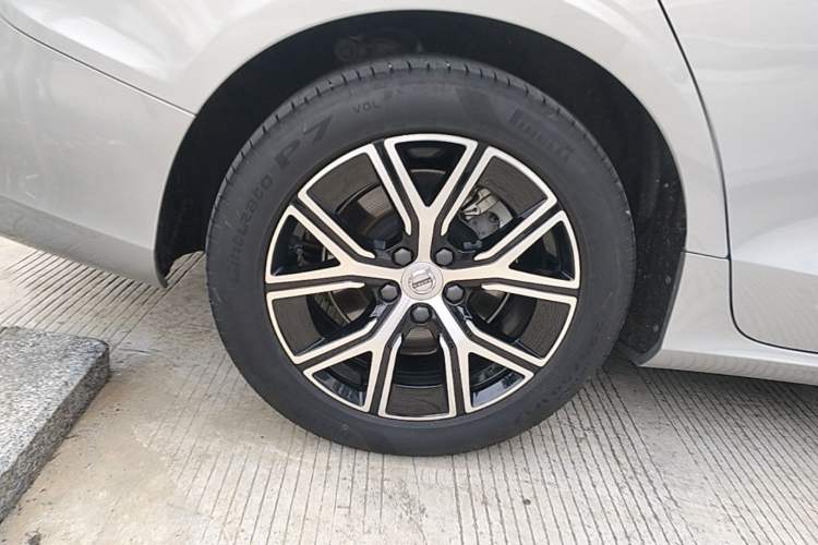 Used Volvo S60 2025 B4 Zhiyi Luxury Edition Right Rear Wheel Hub