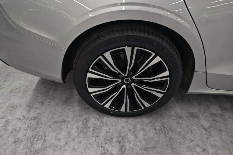 Used Volvo S60 2025 B4 Zhiyuan Luxury Edition Right Rear Wheel Hub