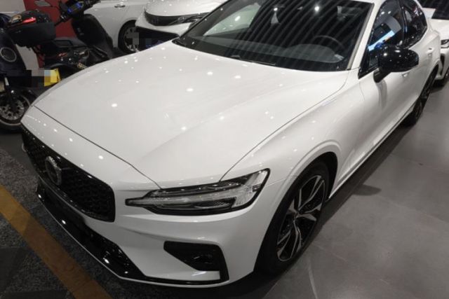 Volvo S60 2025 B5 Zhiya Sport Edition usata