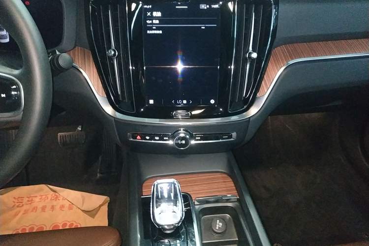 Used Volvo S60 2025 B4 Zhiyuan Luxury Edition Audio And AC Panel