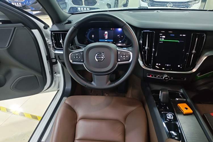 Used Volvo S60 2025 B4 Zhiyi Luxury Edition Audio And AC Panel