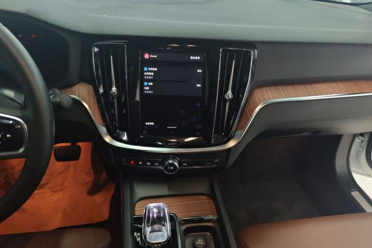 Used Volvo S60 2025 B4 Zhiyuan Luxury Edition Audio And AC Panel