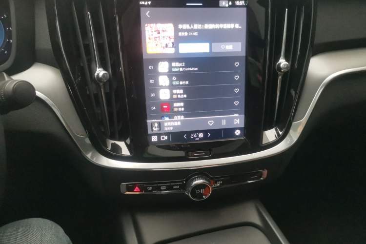 Used Volvo S60 2025 B4 Zhiyi Luxury Edition Audio And AC Panel
