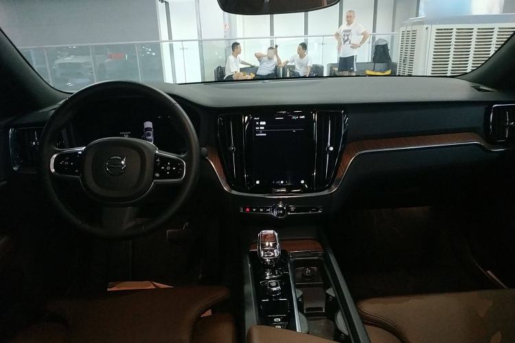Used Volvo S60 2025 B4 Zhiyuan Luxury Edition Center Console