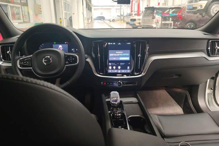Used Volvo S60 2025 B5 Zhiya Sport Edition Center Console