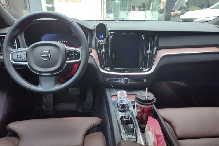 Used Volvo S60 2025 B4 Zhiyuan Luxury Edition Center Console