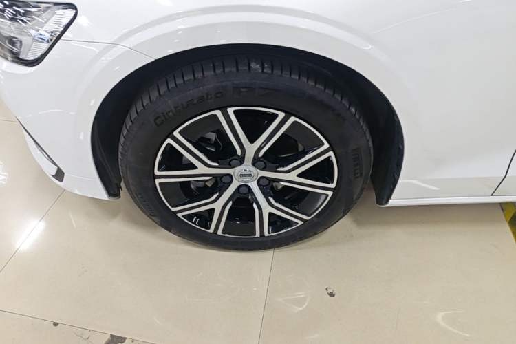 Used Volvo S60 2025 B4 Zhiyi Luxury Edition Exterior 4