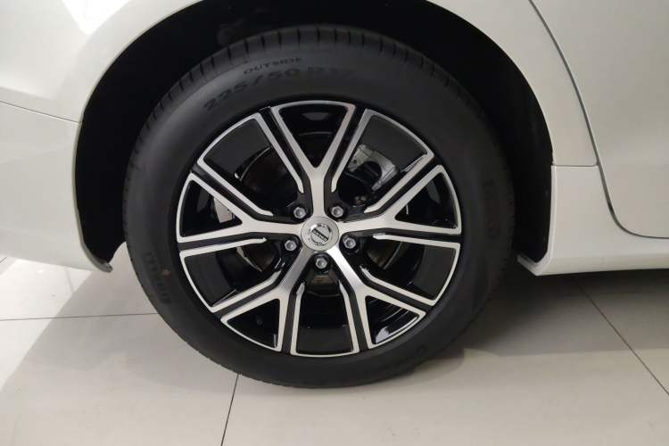 Used Volvo S60 2025 B4 Zhiyi Luxury Edition Exterior 4