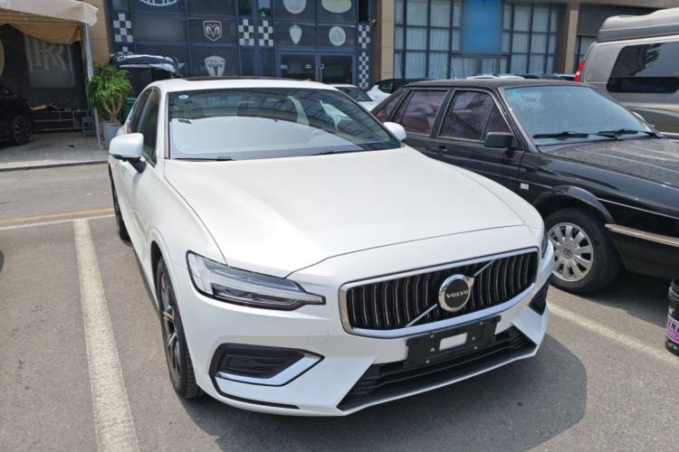 Used Volvo S60 2025 B4 Zhiyi Luxury Edition Front Right 45 Deg