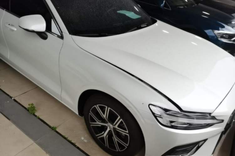 Used Volvo S60 2025 B4 Zhiyi Luxury Edition Front Right 45 Deg