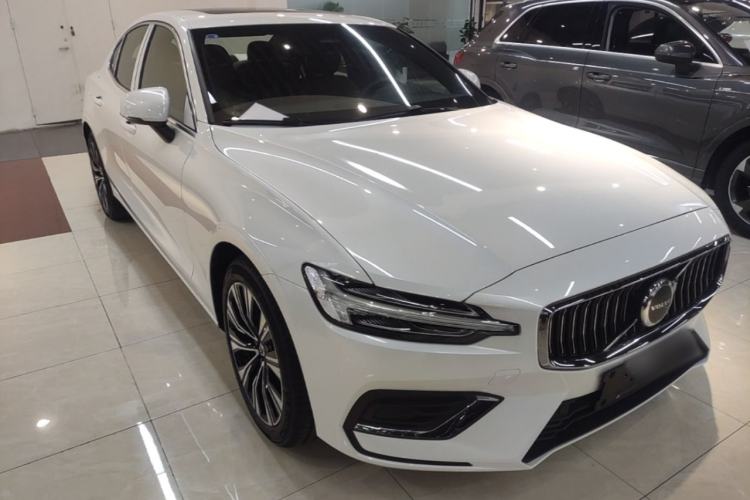 Used Volvo S60 2025 B4 Zhiyuan Luxury Edition Front Right 45 Deg