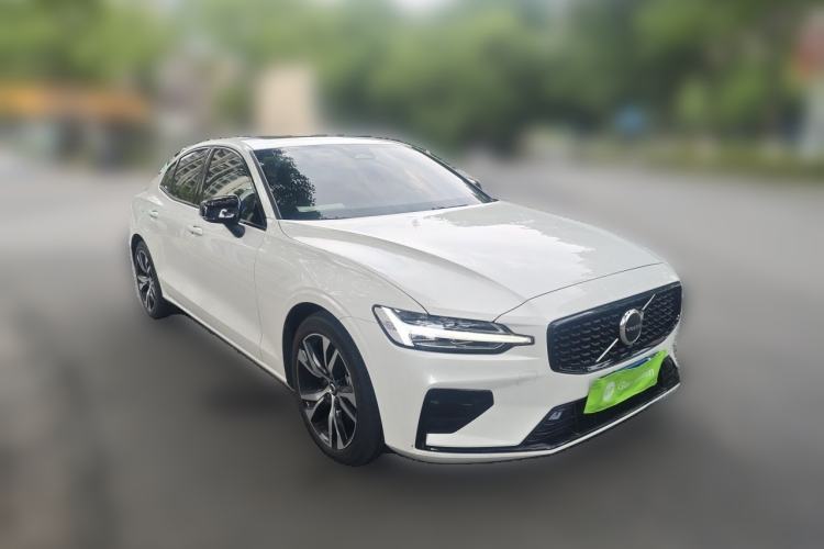 Used Volvo S60 2025 B4 Zhiyuan Sport Edition Front Right 45 Deg