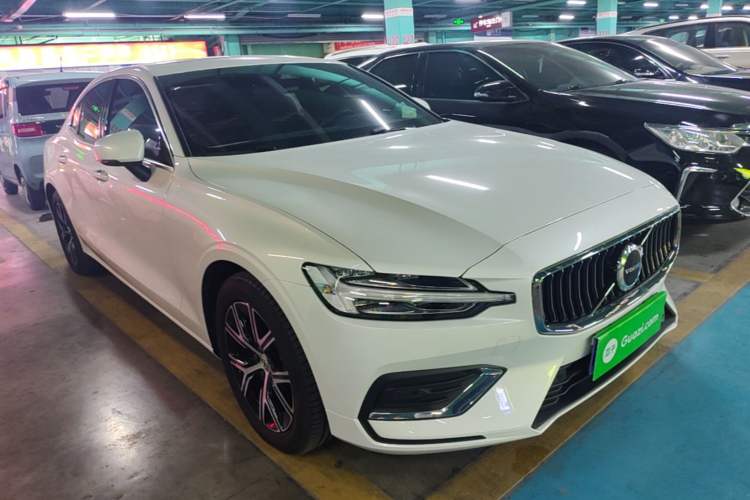 Used Volvo S60 2025 B4 Zhiyi Luxury Edition Front Right 45 Deg