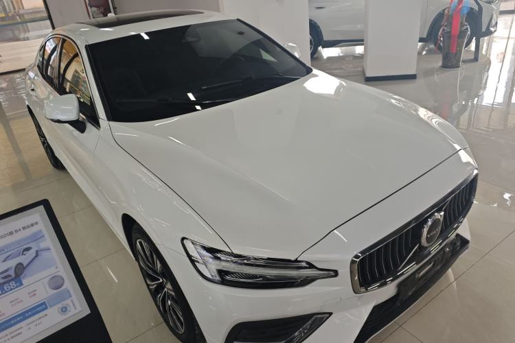Used Volvo S60 2025 B4 Zhiyuan Luxury Edition Front Right 45 Deg