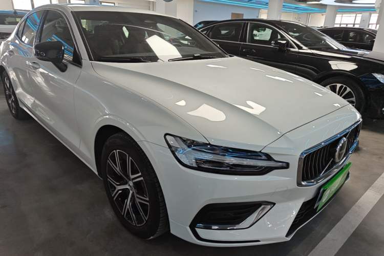 Used Volvo S60 2025 B4 Zhiyi Luxury Edition Front Right 45 Deg