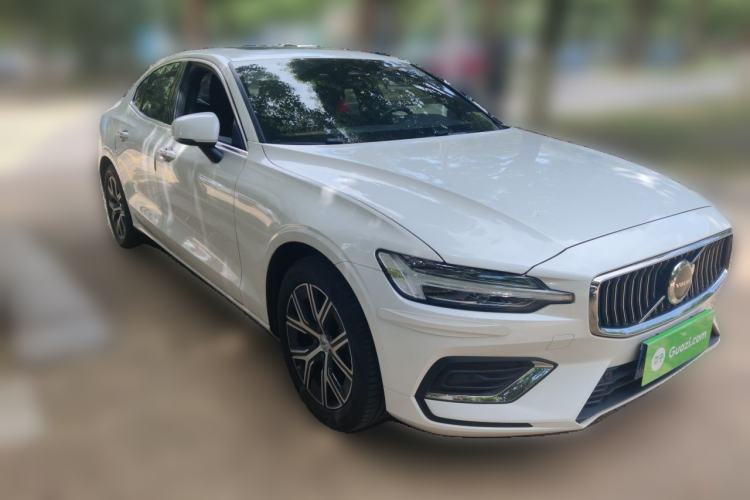 Used Volvo S60 2025 B4 Zhiyi Luxury Edition Front Right 45 Deg