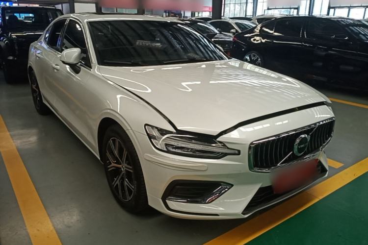 Used Volvo S60 2025 B4 Zhiyi Luxury Edition Front Right 45 Deg