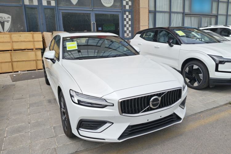 Used Volvo S60 2025 B4 Zhiyi Luxury Edition Front Right 45 Deg