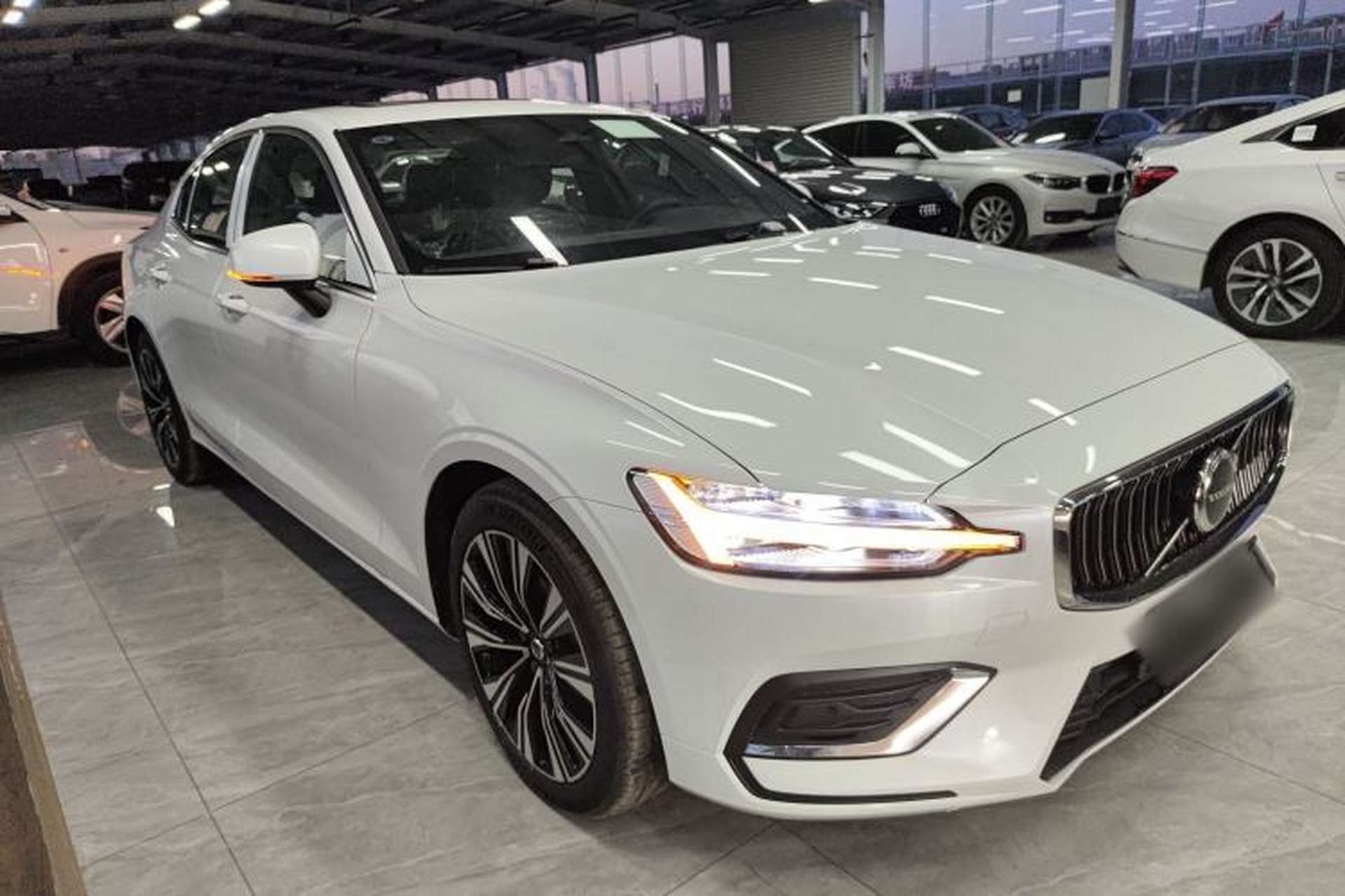 Used Volvo S60 2025 B4 Zhiyuan Luxury Edition Front Right 45 Deg