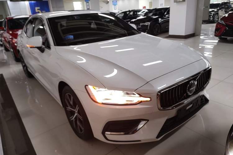 Used Volvo S60 2025 B4 Zhiyi Luxury Edition Front Right 45 Deg