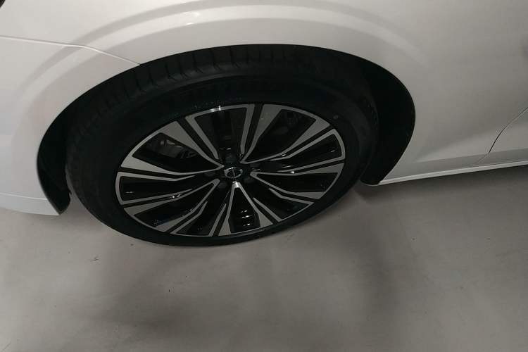 Used Volvo S60 2025 B4 Zhiyuan Luxury Edition Left Front Wheel Hub