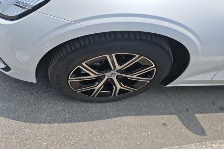 Used Volvo S60 2025 B4 Zhiyi Luxury Edition Left Front Wheel Hub