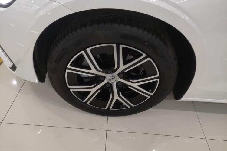 Used Volvo S60 2025 B4 Zhiyi Luxury Edition Left Front Wheel Hub