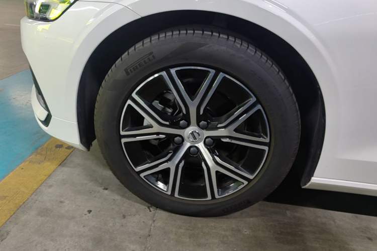 Used Volvo S60 2025 B4 Zhiyi Luxury Edition Left Front Wheel Hub