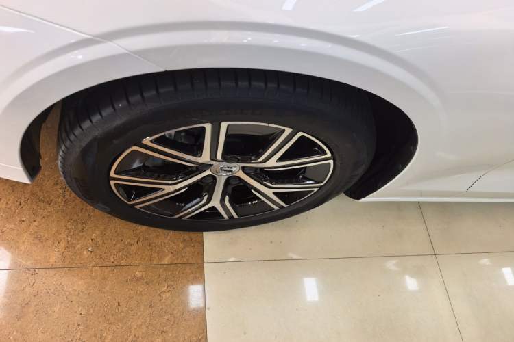 Used Volvo S60 2025 B4 Zhiyi Luxury Edition Left Front Wheel Hub